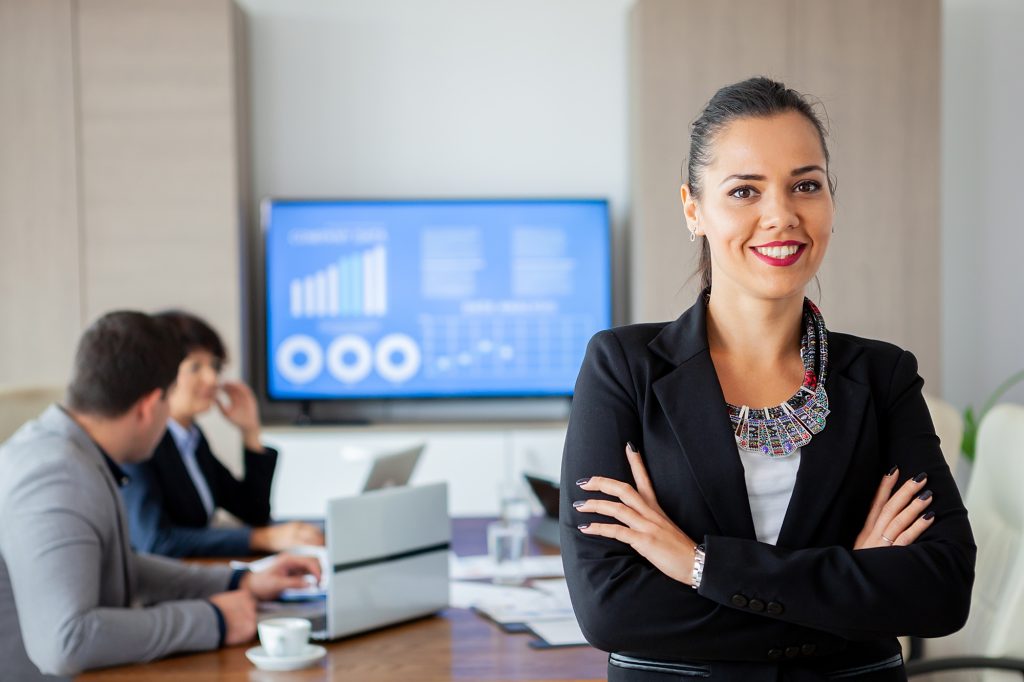Servicios 1 Happy beautiful bussines woman in conference room.